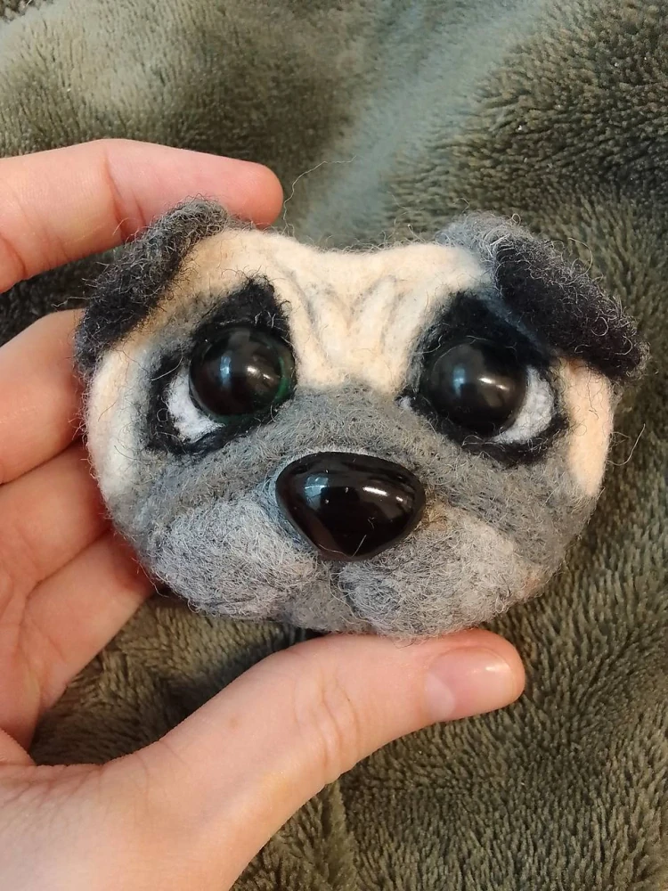 Plstěná brož pes mops