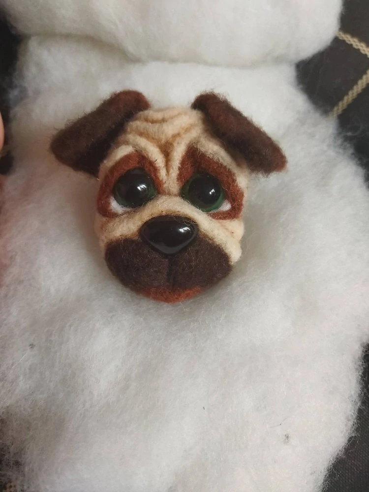 Plstěná brož pes mops