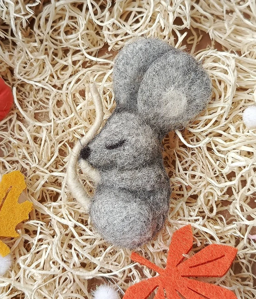 Plstěná brož myška