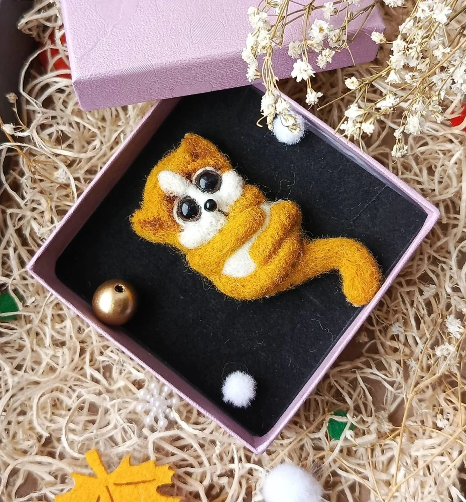 Plstěná brož lemur loris