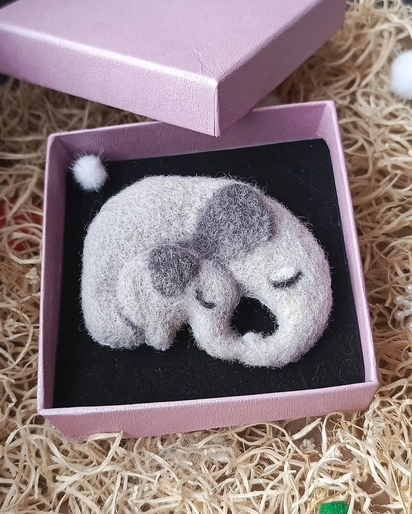 Plstěná brož sloníky