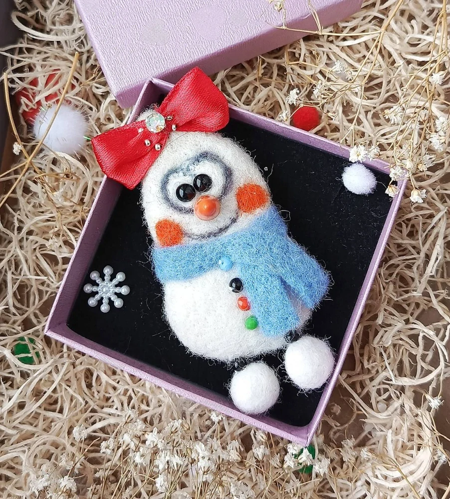 Plstěná brož sněhulák