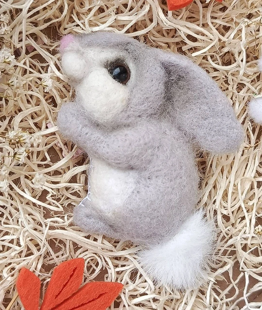 Plstěná brož králík