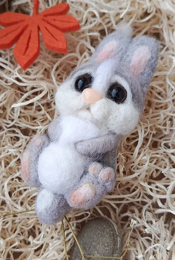 Plstěná brož králík