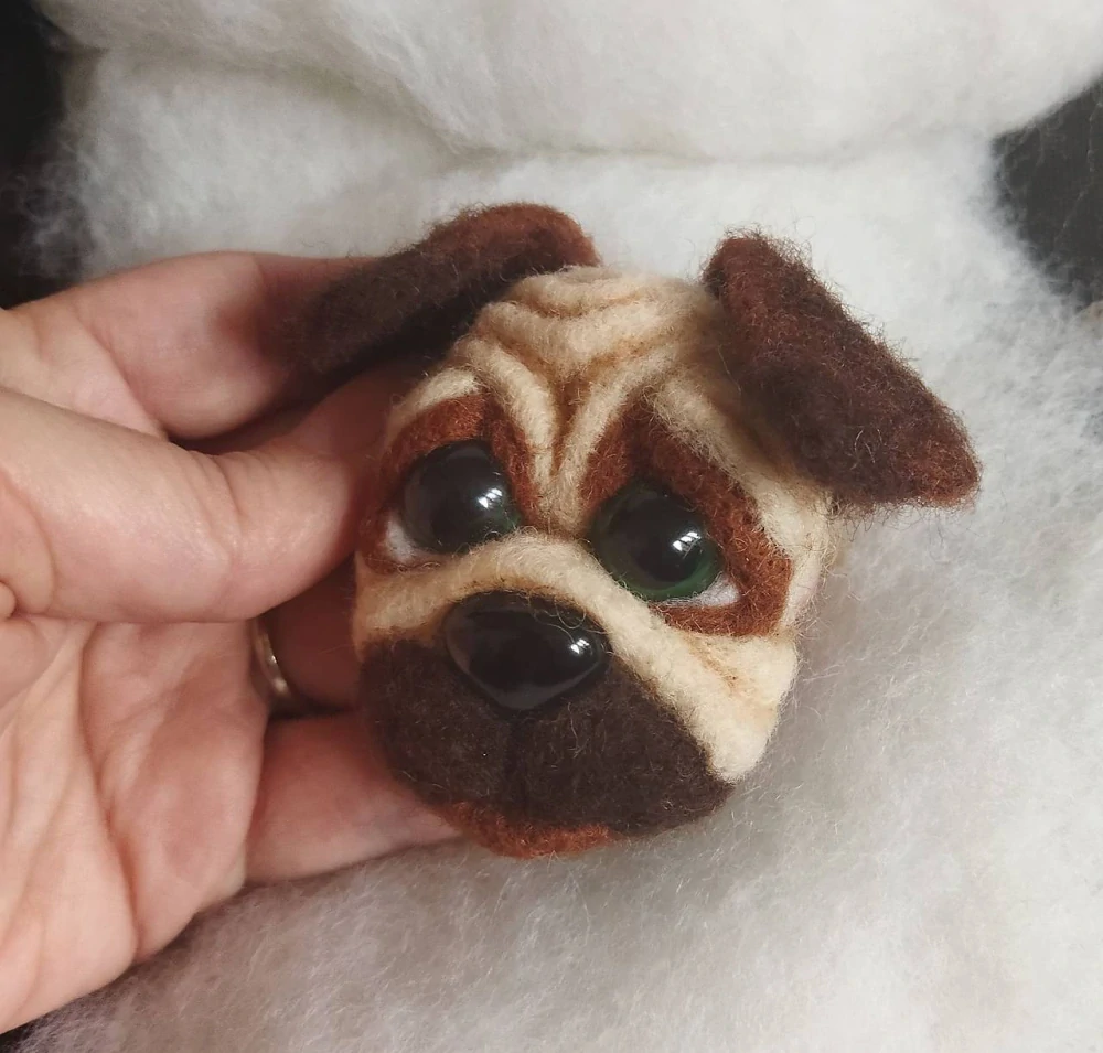 Plstěná brož pes mops