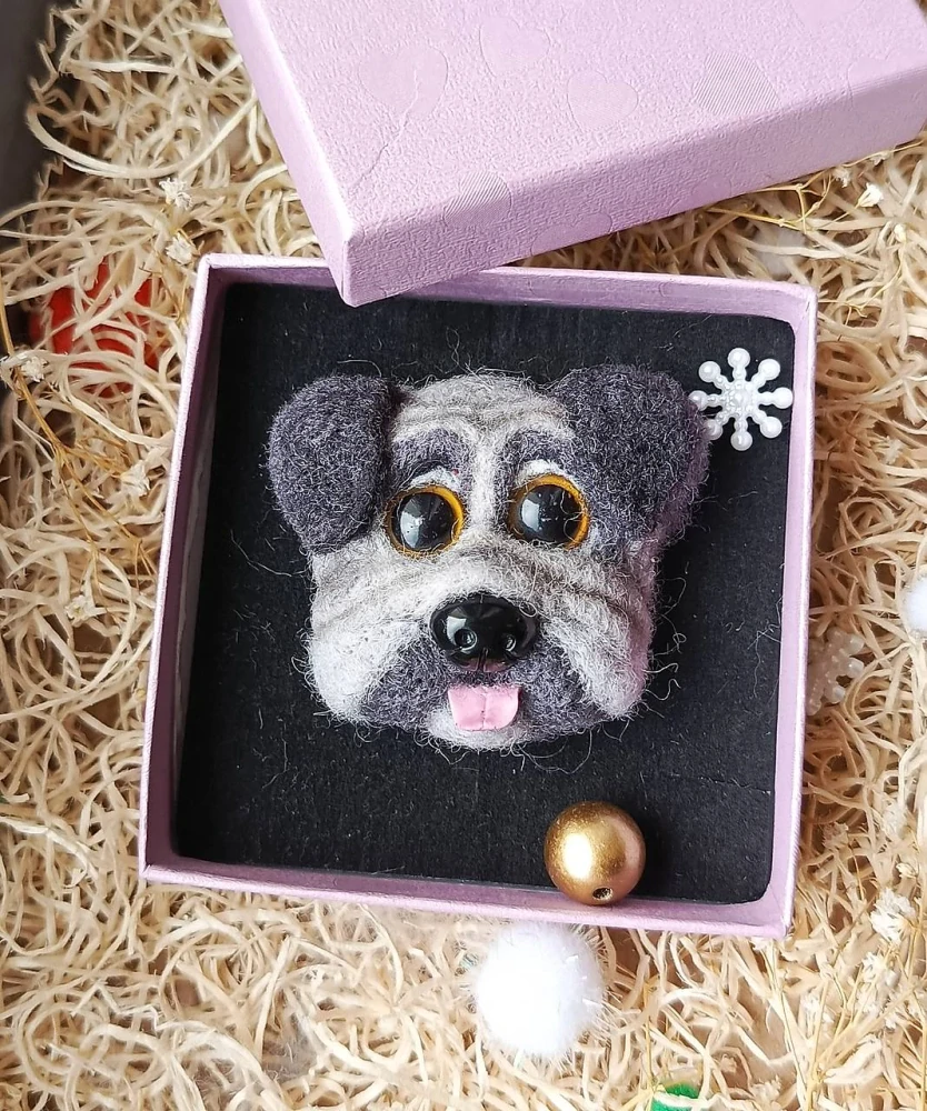 Plstěná brož pes mops