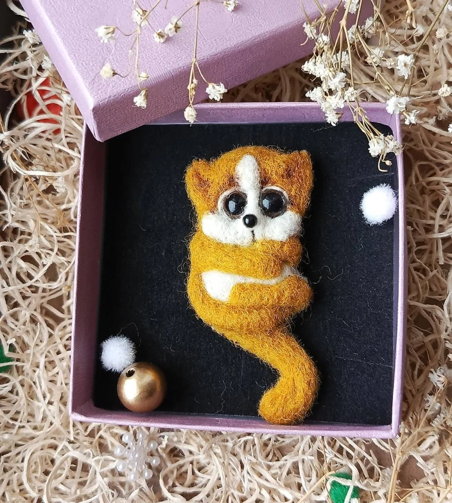 Plstěná brož lemur loris