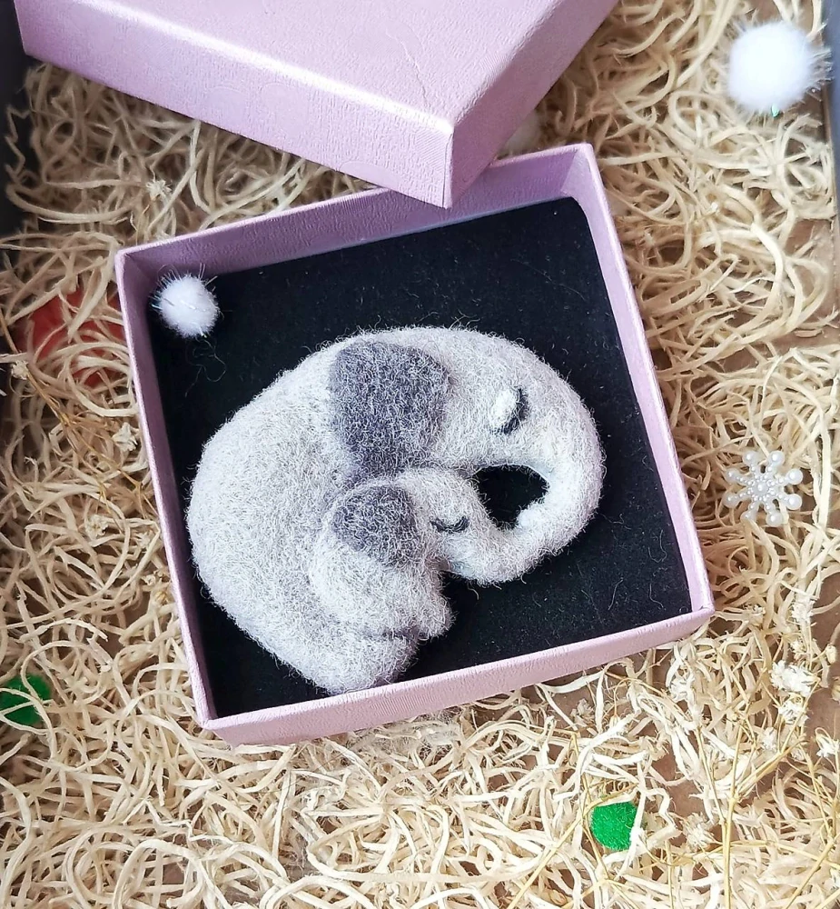 Plstěná brož sloníky
