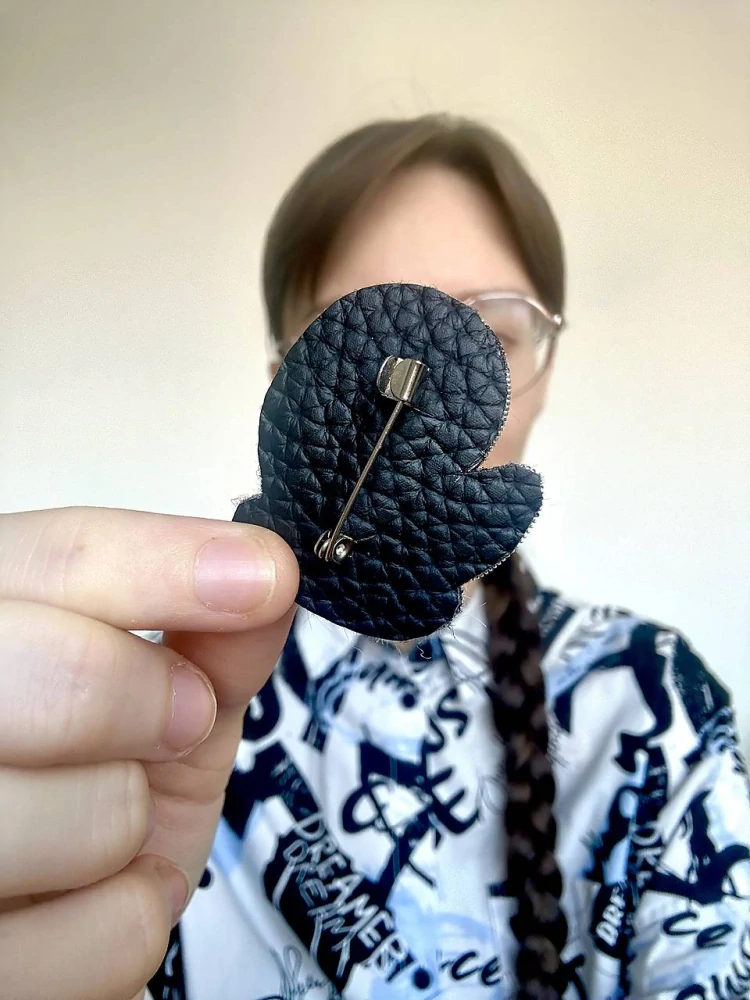 Korálková brož rukavice