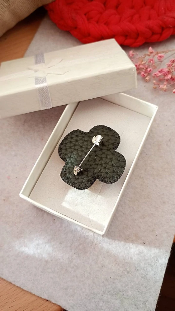 Korálková brož Python