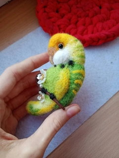 Plstěná brož andulka