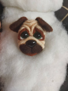 Plstěná brož pes mops