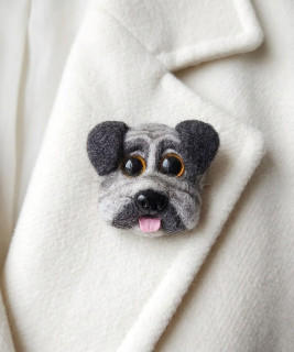 Plstěná brož pes mops
